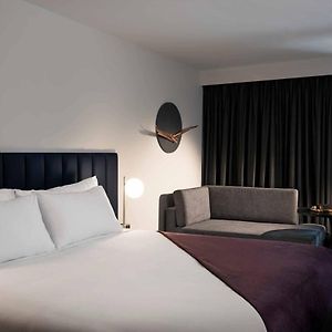 Midnight Lounge Larger Guest room 1 King